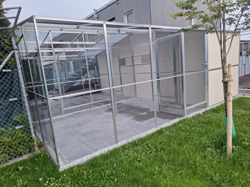 Aussenvoliere mit Schutzhaus